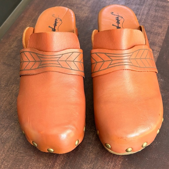 Free People Chloe Leather Clogs - Picture 4 of 13